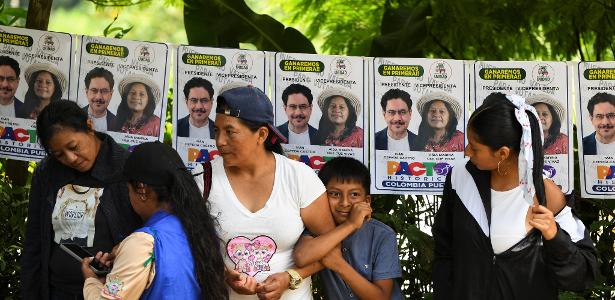 Cover image for Colombianos votam em eleição que opõe reformas de esquerda à direita