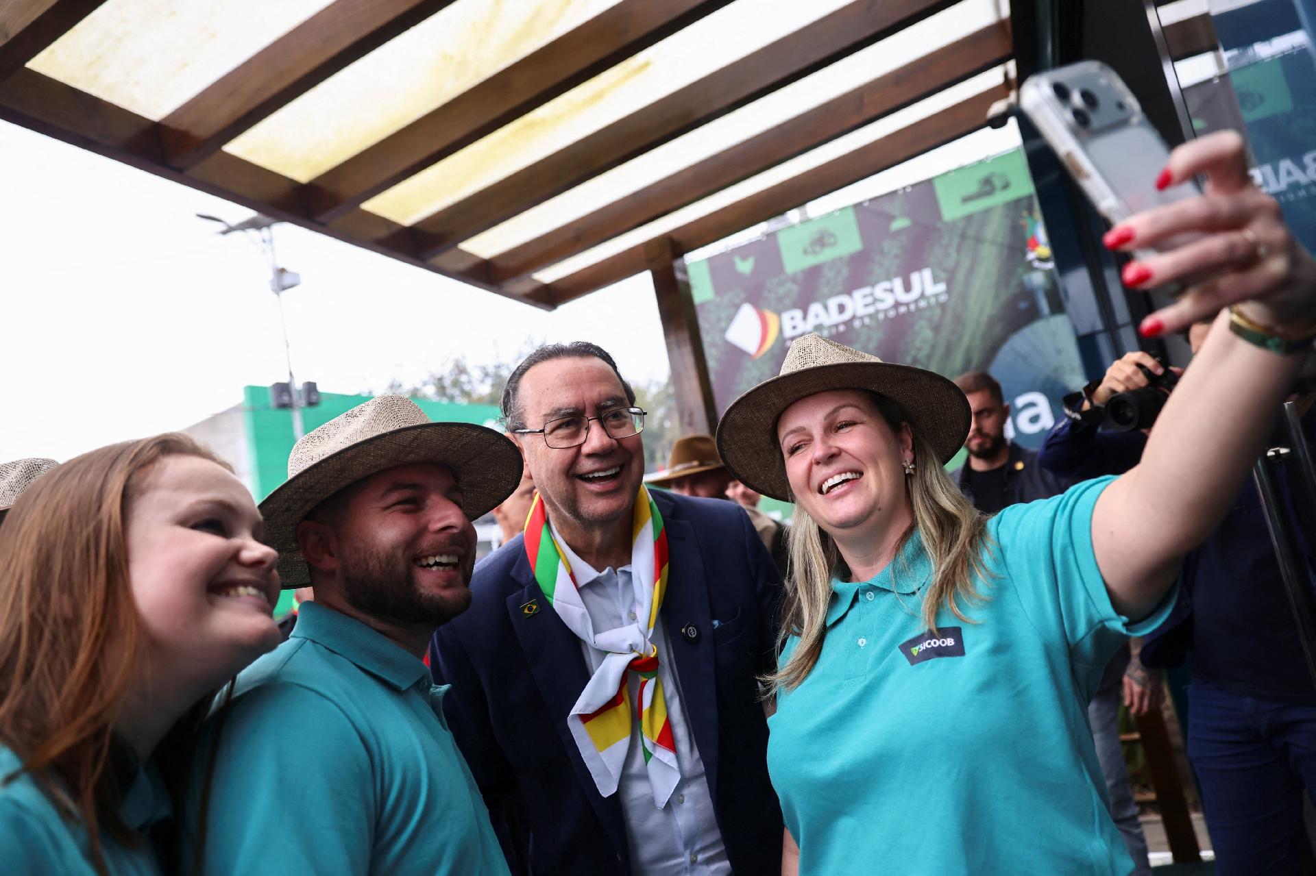O candidato a presidente Augusto Cury faz campanha na feira de agronegócio Expointer, em Esteio (RS) - undefined