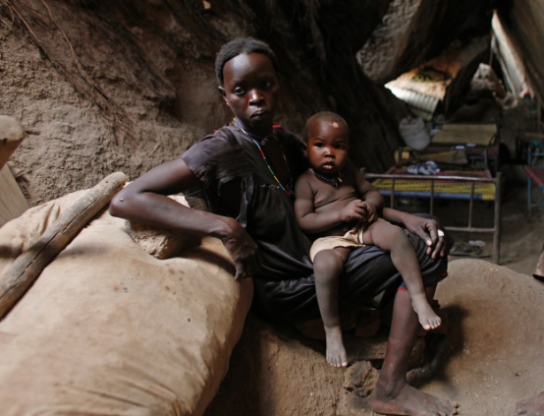 Mãe e filha se abrigam em caverna no vilarejo de Bram, nas montanhas Nuba, no Sudão - Goran Tomasevic/Reuters