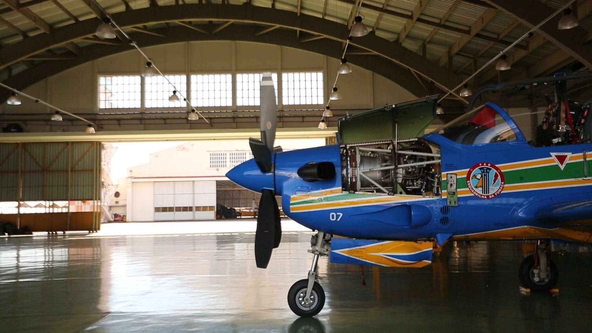 4.ago.2015 - A-29 Super tucano da Esquadrilha da Fumaça alinhadas no hangar de manutenção da Academia da Força Aérea em Pirassununga (SP) - Ugo Soares/TV UOL