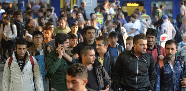 Refugiados chegam a estação de trem em Munique, no sul da Alemanha