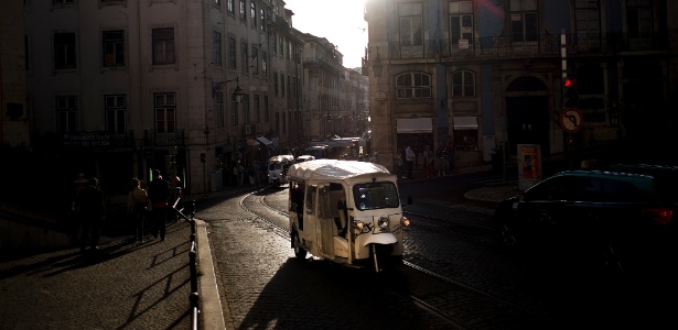 Um tuk-tuk, veículo de três rodas usados para levar turistas, nas ruas de Lisboa - Patricia de Melo Moreira/The New York Times