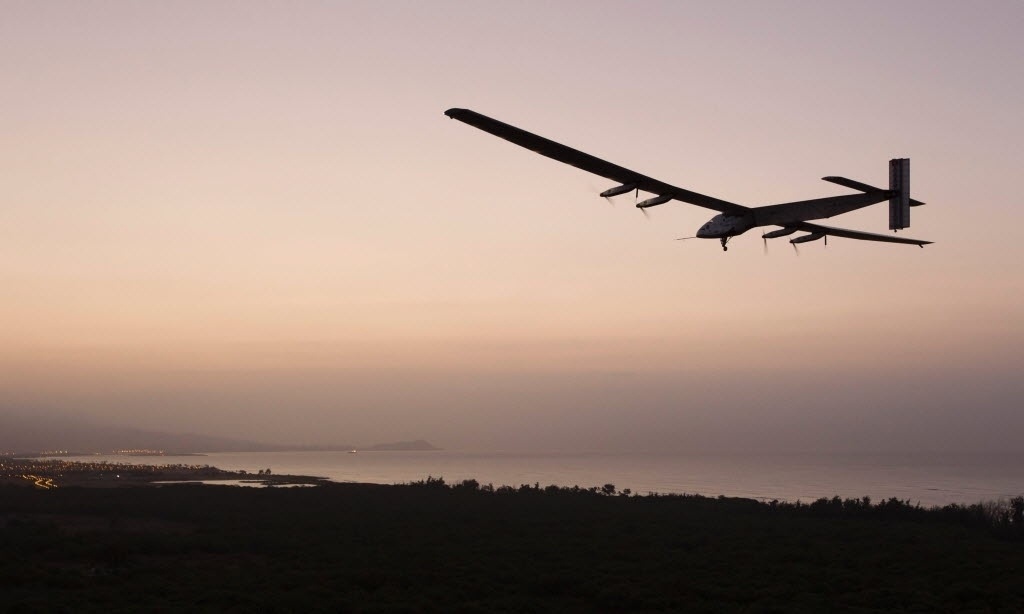 31.mar.2016 - O avião Solar Impulse 2 é visto no aeroporto de Kalaeloa, em Honolulu, no Havaí (EUA) nesta foto registrada em 3 de março. O avião experimental suíço que só utiliza energia solar deve retomar sua volta ao mundo no dia 15 de abril saindo do Havaí, desde que as condições climáticas sejam favoráveis, rumo à América do Norte. O aparelho ficou parado por vários meses para reparar as baterias, danificadas durante a última etapa através do Pacífico, uma viagem recorde de cinco dias e cinco noites entre Nagoya, no Japão, e o arquipélago do Havaí - Eugene Tanne/AFP