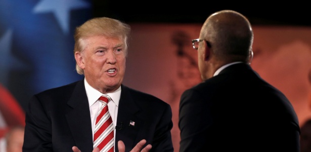 Donald Trump fala com Matt Lauer durante fórum sobre segurança nacional, em Nova York - Mike Segar/ Reuters
