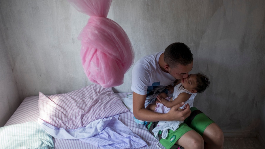 Bebê afetado pela zika quando ainda estava sendo gerado  - Adriana Zehbrauskas/NYT