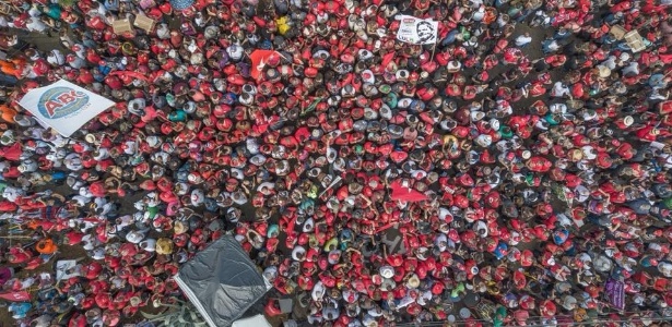 Manifestantes fazem ato nos arredores da Polícia Federal na capital paranaense, onde Lula está preso - Ricardo Stuckert/Instituto Lula