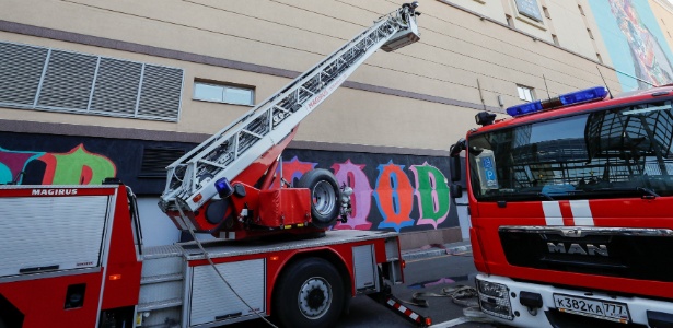 Carro de bombeiros se posiciona em frente ao shopping Atrium devido a incêndio - Gleb Garanich/ REUTERS