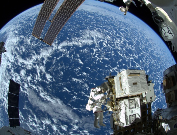 A ISS orbita a Terra a uma velocidade de mais de 27 mil quilômetros por hora e a uma distância de 400 quilômetros da superfície do planeta - Alexander Gerst/AFP