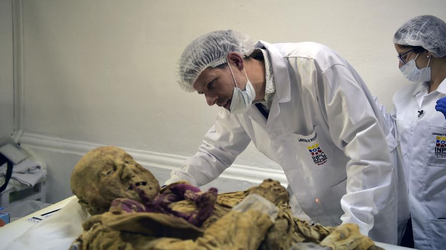 Múmia do Equador é examinada por Philippe Charlier, legista forense. - Rodrigo Buendia/AFP