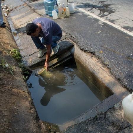 Crise hídrica faz com que pessoas busquem água de fontes insalubres - Getty Images
