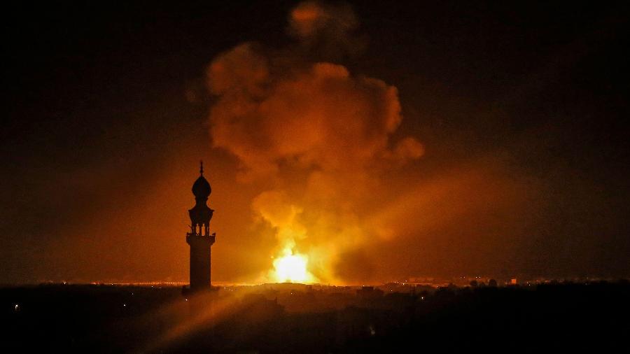 5.mai.2019 - Explosão após bombardeio aéreo de Israel à Faixa de Gaza - Sais Khatib/AFP
