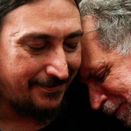 Javier Matías Darroux Mijalchuk (esq) abraça o tio Roberto Mijalchuk, que o procurou por 40 anos - Reuters/BBC