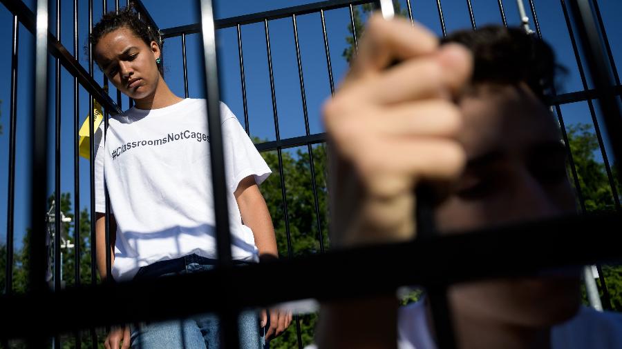 "Salas de aula, não jaulas": adolescentes protestam em frente a sede da ONU, em Genebra, contra a política migratória dos EUA - AFP