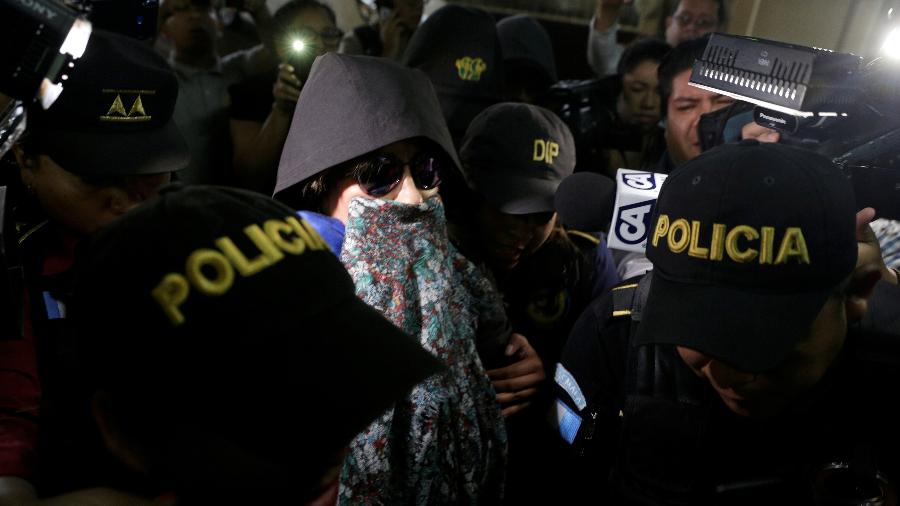 Policiais escoltam a ex-primeira-dama e candidata derrotada, Sandra Torres, após ser detida por corrupção - Reuters