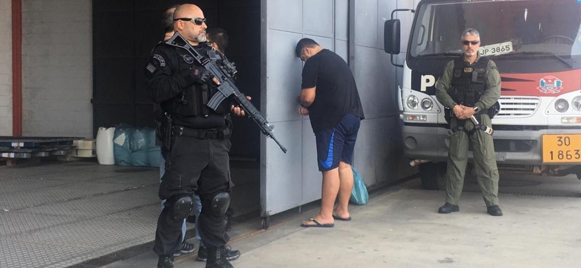 André de Oliveira Macedo, o André do Rap, no aeroporto Campo de Marte, após ter sido capturado por policiais civis em Angra dos Reis (RJ) - 15.set.2019 - Luís Adorno/UOL
