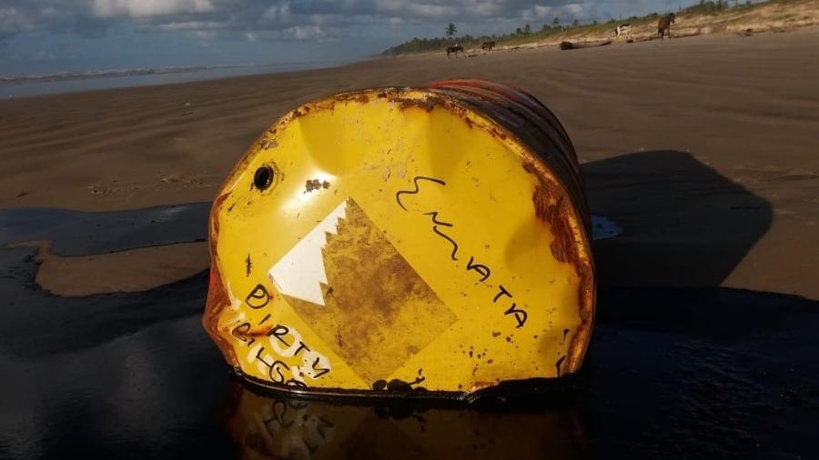 Barril encontrado em praia de Barra dos Coqueiros (SE) com óleo derramado está sendo investigado por autoridades - Adema