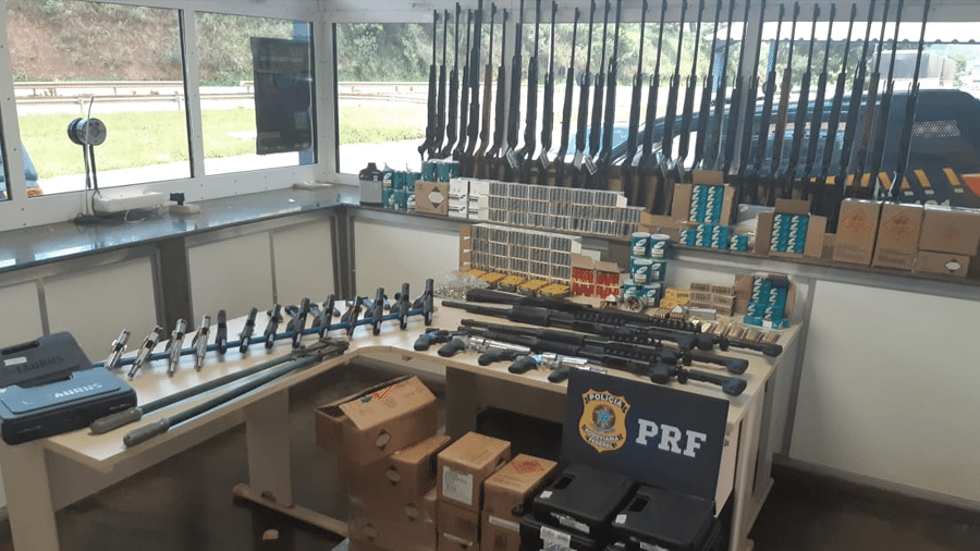 17.fev.2020 - Armas e munições apreendidas pela Polícia Rodoviária Federal de Minas Gerais, a maior já feita em todo o estado - PRF-MG/Divulgação