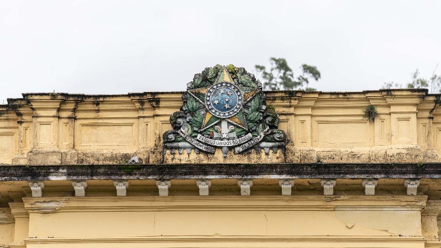 Detalhe de brasão antigo da República sem limpeza no Palácio Rio Negro - Ricardo Borges/UOL