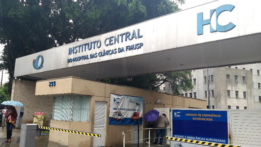 Hospital das Clínicas da USP seria um dos hospitais com escassez de insumos básicos como álcool gel, máscaras e luvas - Rivaldo Gomes/Folhapress