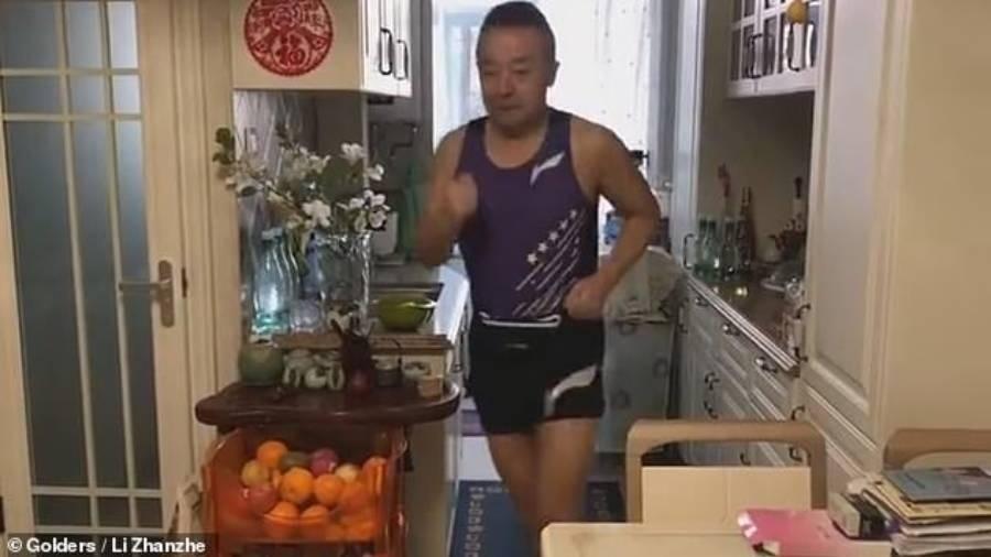 Li Zhanzhe, maratonista chinês, treina dentro de casa durante isolamento social por conta do novo coronavírus - Reprodução/Mail Online