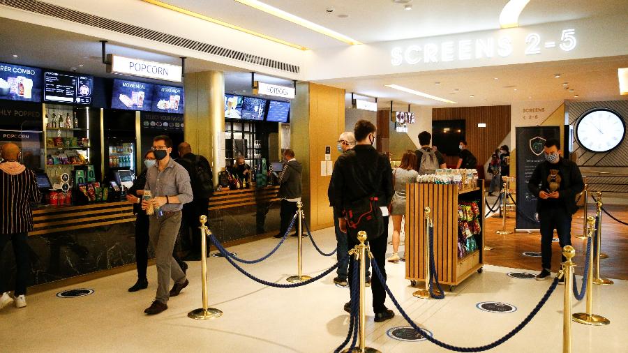 Pessoas compram ingresso em cinema de Londres para sessão de "Tenet" - HENRY NICHOLLS