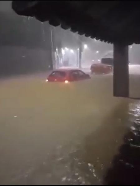 Chuva forte arrasta carros no interior da Bahia - Reprodução