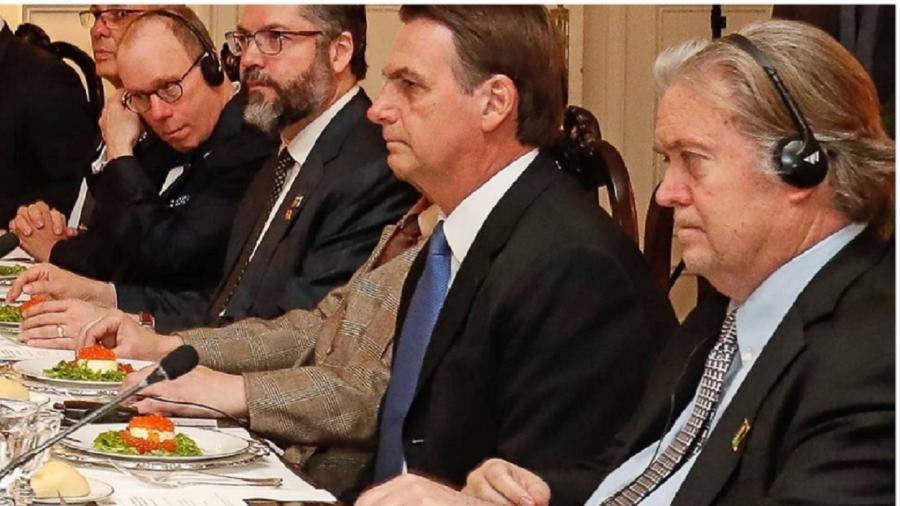 Jair Bolsonaro e Steve Bannon em jantar na embaixada do Brasil em Washington. O ex-assessor de Donald Trump é investigado em comitê que apura os ataques ao Capitólio em janeiro - Alan Santos/AFP