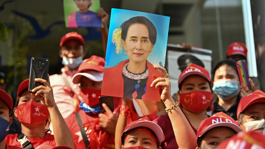Manifestante segura foto de Aung San Suu Kyi em protesto em frente à embaixada de Mianmar em Bangcoc  - Lilian Suwanrumpha/AFP
