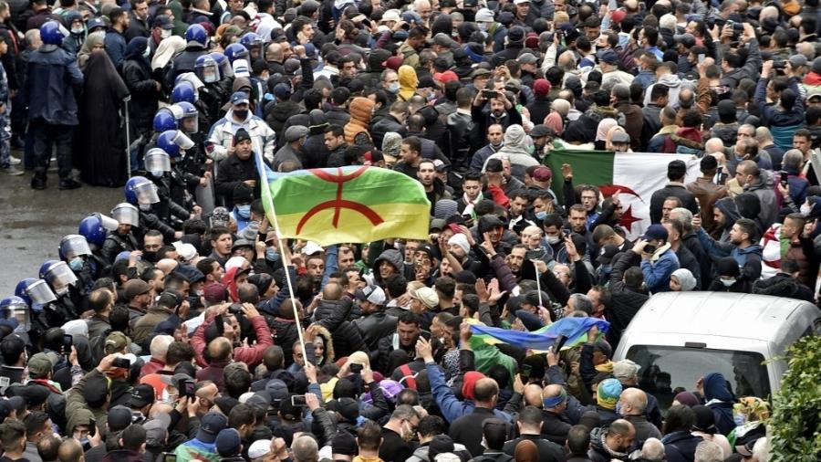Manifestantes foram para as ruas celebrar a revolta popular Hirak - RYAD KRAMDI / AFP