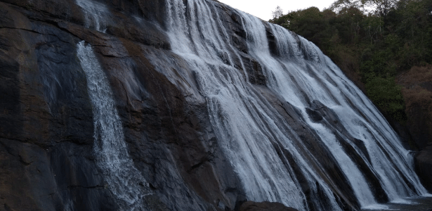 Queda de cachoeira: dois adultos morrem e criança fica ferida em MG - Vimarsana News