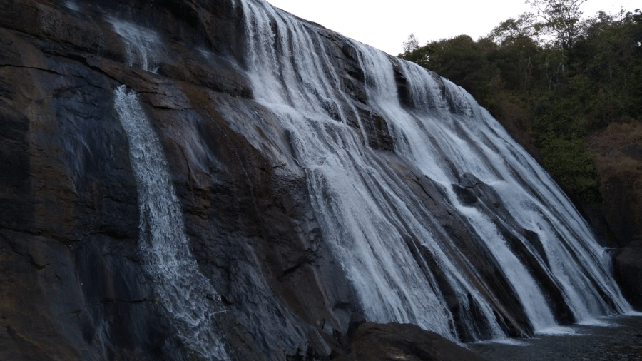 Queda de paredão mata três pessoas em cachoeira em MG - Corpo de Bombeiros de Minas Gerais/Divulgação