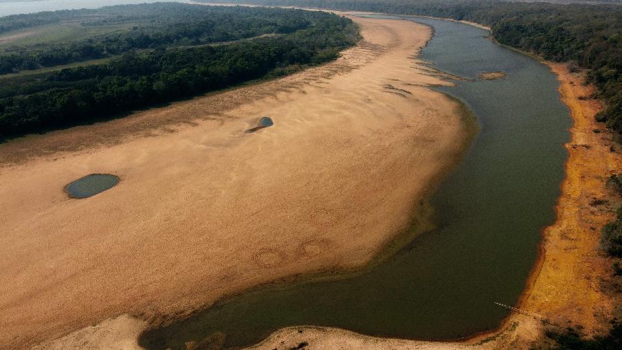 Imagem aérea registrada em 19 de agosto de 2021 mostra braço do rio Paraná quase seco próximo a Itati, Corrientes (Argentina). Bacia hidrográfica enfrenta a maior seca em décadas - JUAN MABROMATA/AFP