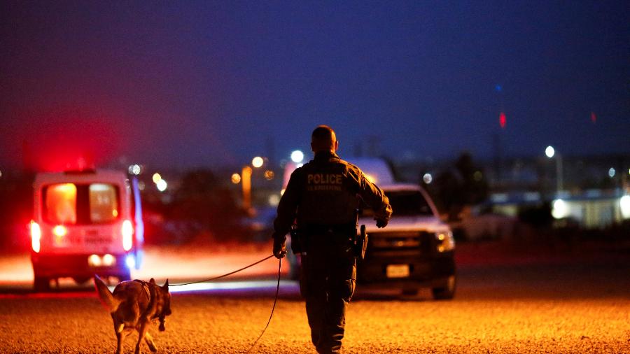 9.set.2021 - Agente da Patrulha de Fronteira dos EUA procura migrantes que tentam entrar nos Estados Unidos, em Sunland Park, no Novo México - REUTERS/Jose Luis Gonzalez