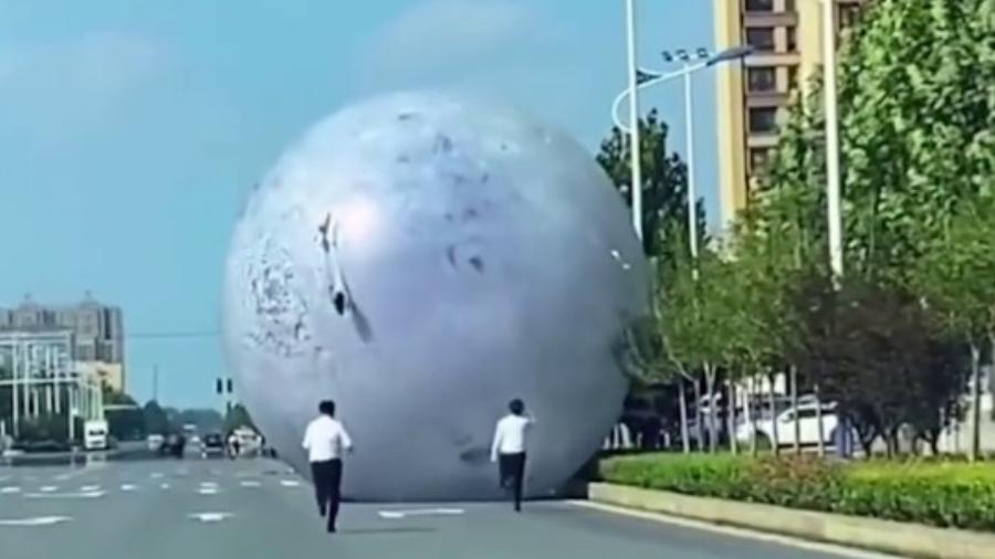 A esfera gigante se soltou durante as comemorações do Festival da Lua, na China, e rolou por uma avenida - Reprodução/YouTube/The Guardian