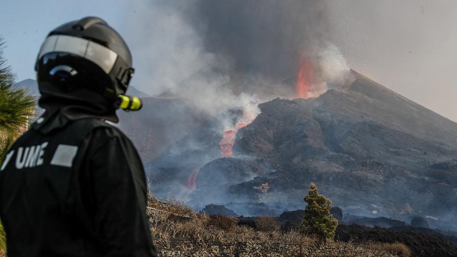 Membro da Unidade de Emergência Militar Espanhola monitorando o fluxo de lava produzido pelo vulcão Cumbre Vieja, em La Palma - LUISMI ORTIZ/AFP