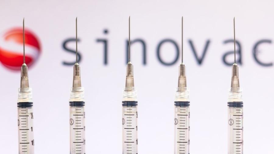A vacina do laboratório chinês Sinovac foi amplamente utilizada este ano na América Latina - Getty Images