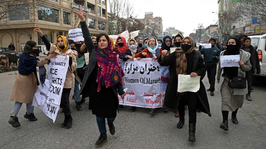 Mulheres afegãs marcham em protesto por direitos em Cabul, no Afeganistão - Wakil Kohsar/AFP