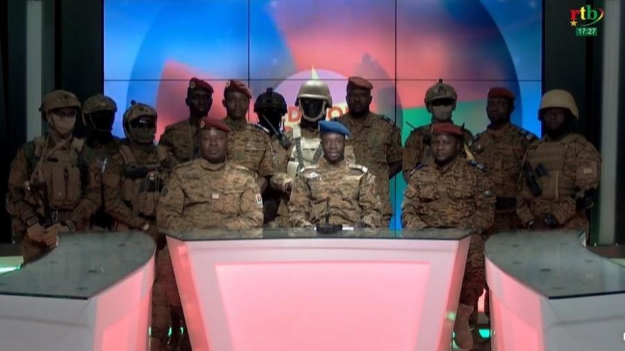 Insatisfeitos, militares de Burkina Faso anunciaram pela TV a destituição do governo do país - Stringer/Agência Anadolu via Getty Images