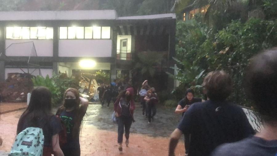 Alunos deixam uma das escolas atingidas pelas chuvas em Petrópolis - Reprodução / Redes sociais