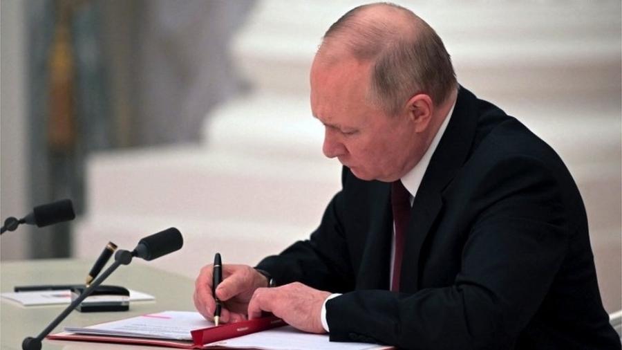 O presidente russo, Vladimir Putin, assina decreto reconhecendo duas regiões separatistas apoiadas pela Rússia no leste da Ucrânia como independentes - Reuters