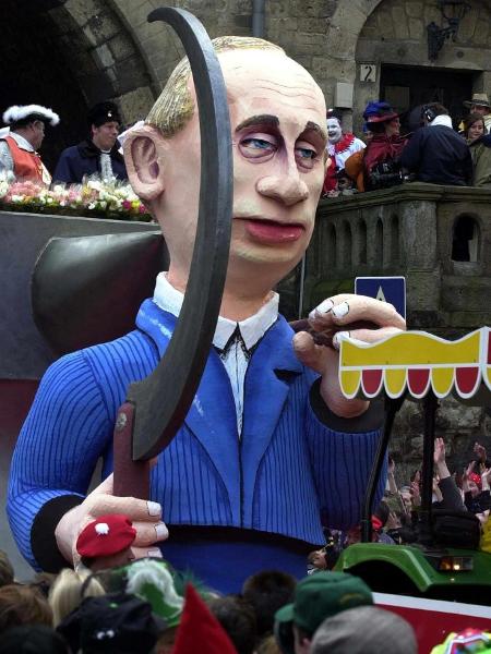 Boneco gigante do presidente russo Vladimir Putin em desfile de Carnaval na Alemanha - ROLAND SCHEIDEMANN/AFP PHOTO