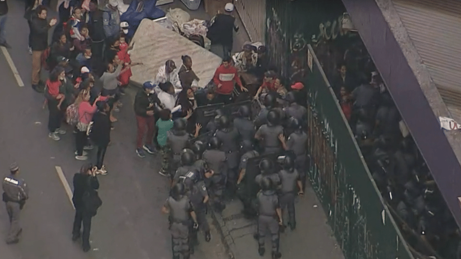 Moradores discutiram com agentes da PM e do Choque durante reintegração  - Reprodução/TV Globo