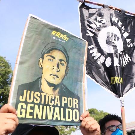 28.mai.2022 - Manifestantes protestam contra a morte de Genivaldo dos Santos, de 38 anos, durante ato realizado diante do Monumento Zumbi dos Palmares, no centro do Rio de Janeiro, neste sábado.