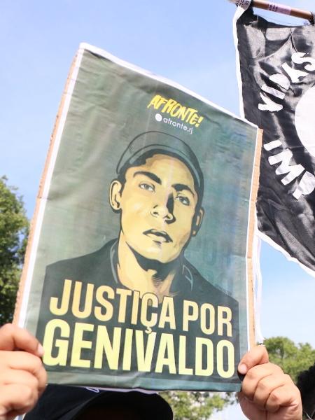 28.mai.2022 - Manifestantes protestam contra a morte de Genivaldo dos Santos, de 38 anos, durante ato realizado diante do Monumento Zumbi dos Palmares, no centro do Rio de Janeiro, neste sábado. - JOSE LUCENA/THENEWS2/ESTADÃO CONTEÚDO