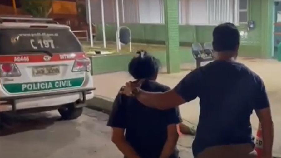 "Vovó do pó" foi presa após polícia flagrar usuário comprando porção de crack - Reprodução/TV Record