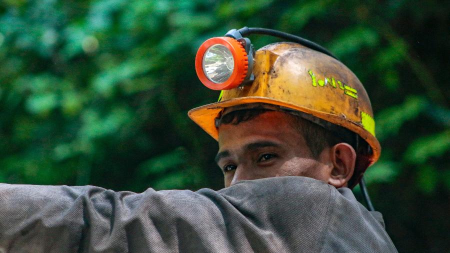 Minerador que conseguiu escapar de explosão em Zulia, na Colômbia - SCHNEYDER MENDOZA/AFP