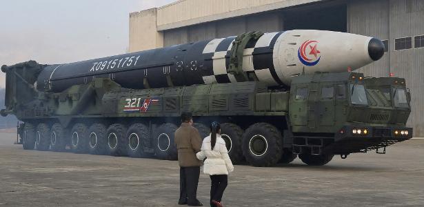 Kim Jong-Un inspeciona um míssil balístico intercontinental (ICBM)