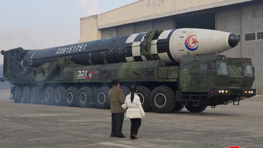 O líder norte-coreano Kim Jong Un inspeciona um míssil balístico intercontinental (ICBM) - KCNA via REUTERS