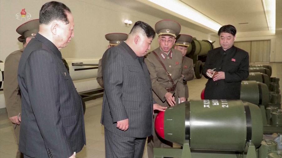 Líder da Coreia do Norte Kim Jong Un avalia arma nuclear em imagem divulgada pelo governo