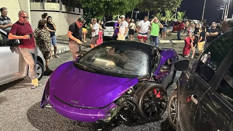 McLaren Artura fica destruída após atingir Sandero em Maceió